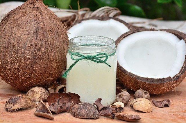 Olej kokosowy – jakie ma właściwości? Czy warto włączyć do diety?