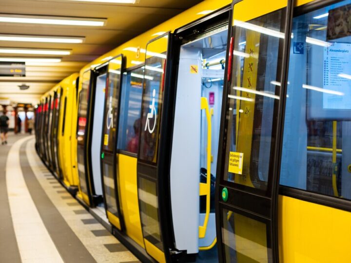 Wakacyjny rozkład jazdy komunikacji miejskiej w Warszawie: Co się zmienia?