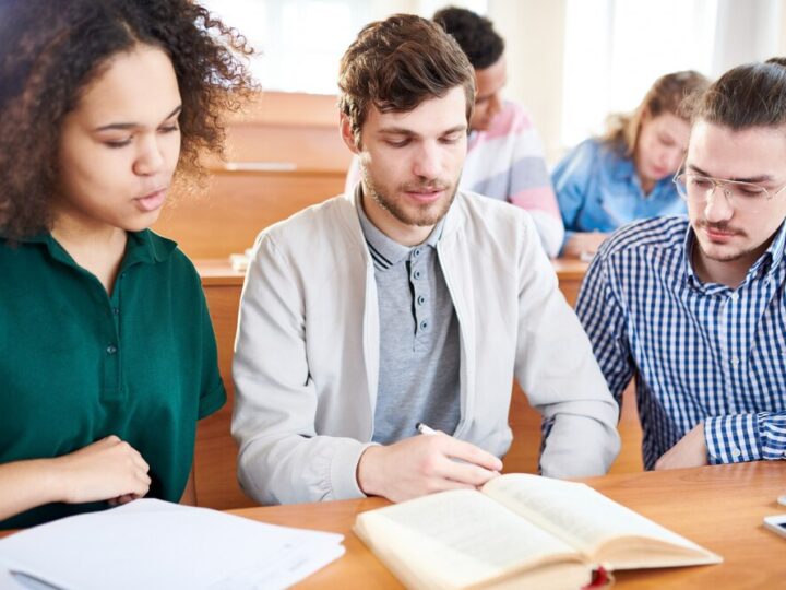 Najbardziej pożądane kierunki studiów 2025 na Uniwersytecie Warszawskim – sprawdź, co wybierają kandydaci!
