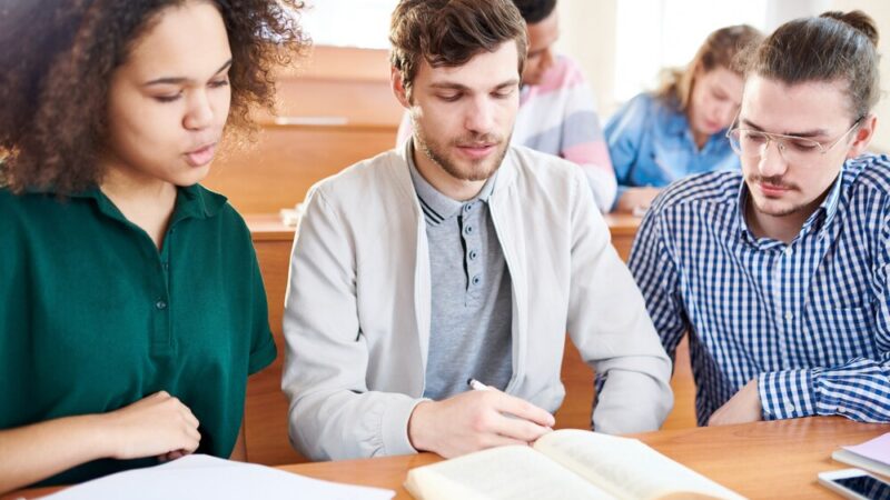 Najbardziej pożądane kierunki studiów 2025 na Uniwersytecie Warszawskim – sprawdź, co wybierają kandydaci!