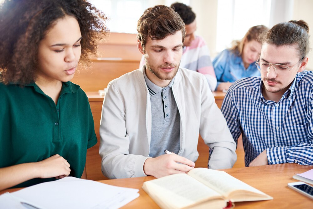 Najbardziej pożądane kierunki studiów 2025 na Uniwersytecie Warszawskim – sprawdź, co wybierają kandydaci!