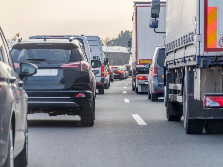 Utrudnienia w Warszawie: Objazdy dla autobusów podczas kolarskiego wyścigu w Starym Mieście