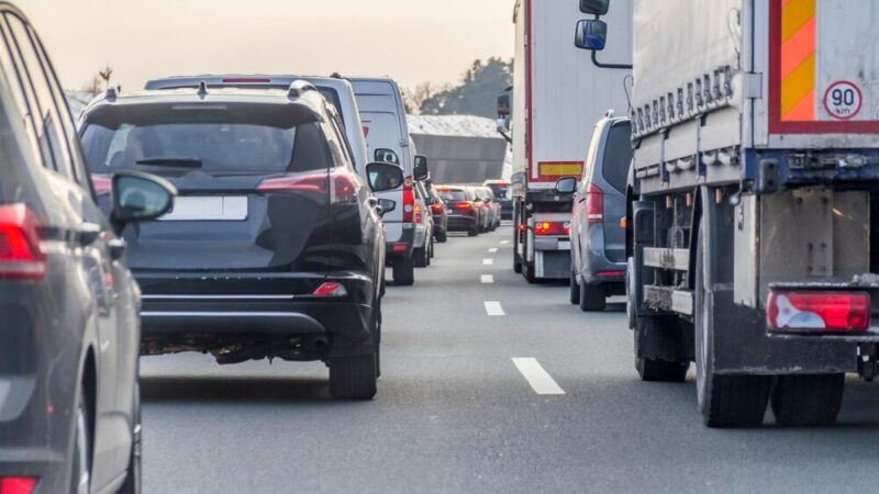 Utrudnienia w Warszawie: Objazdy dla autobusów podczas kolarskiego wyścigu w Starym Mieście