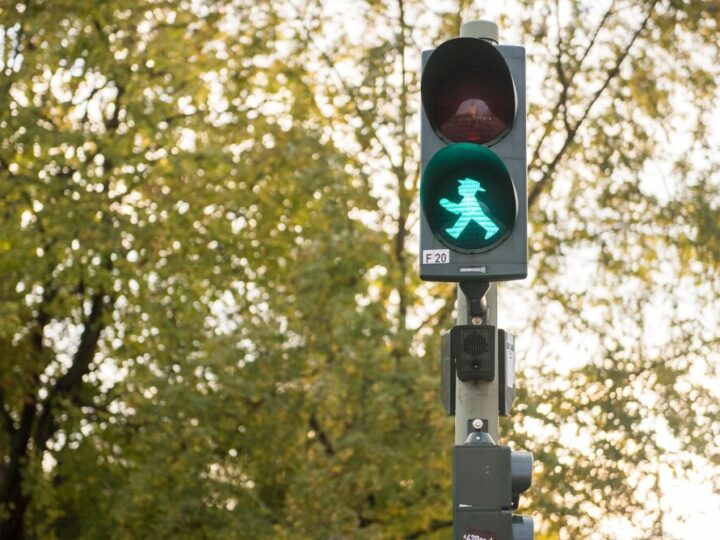 Kobieta uciekła po potrąceniu pieszych – policja prosi o pomoc w jej identyfikacji