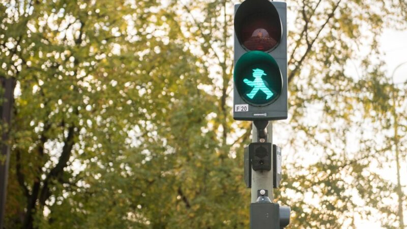 Kobieta uciekła po potrąceniu pieszych – policja prosi o pomoc w jej identyfikacji