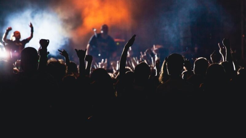 Ochota w rytmie kultury: Koncerty, które jednoczą mieszkańców!