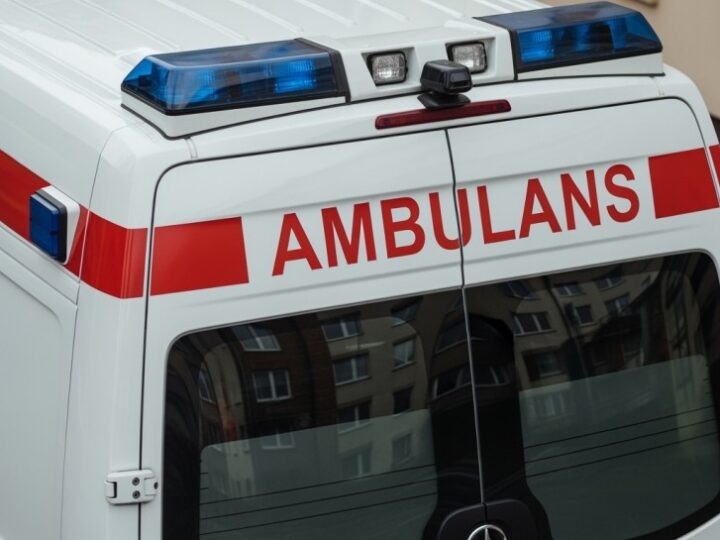 Policjant ratuje półtorarocznego chłopca z rozgrzanego auta, wybija szybę w dramatycznej akcji