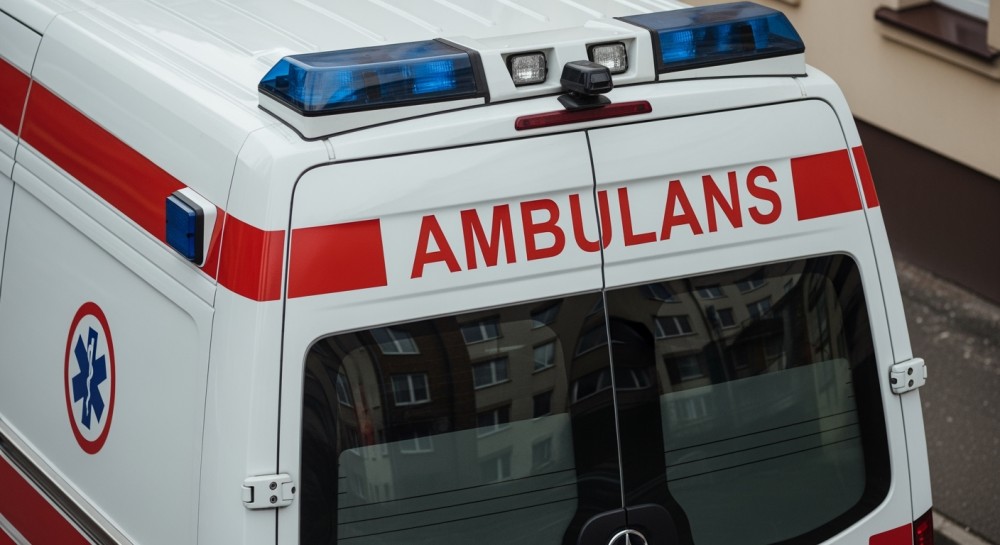 Policjant ratuje półtorarocznego chłopca z rozgrzanego auta, wybija szybę w dramatycznej akcji