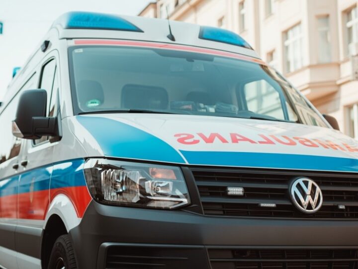 Śmigłowiec ratunkowy w akcji: Poważny wypadek w Gajówce po zderzeniu z drzewem