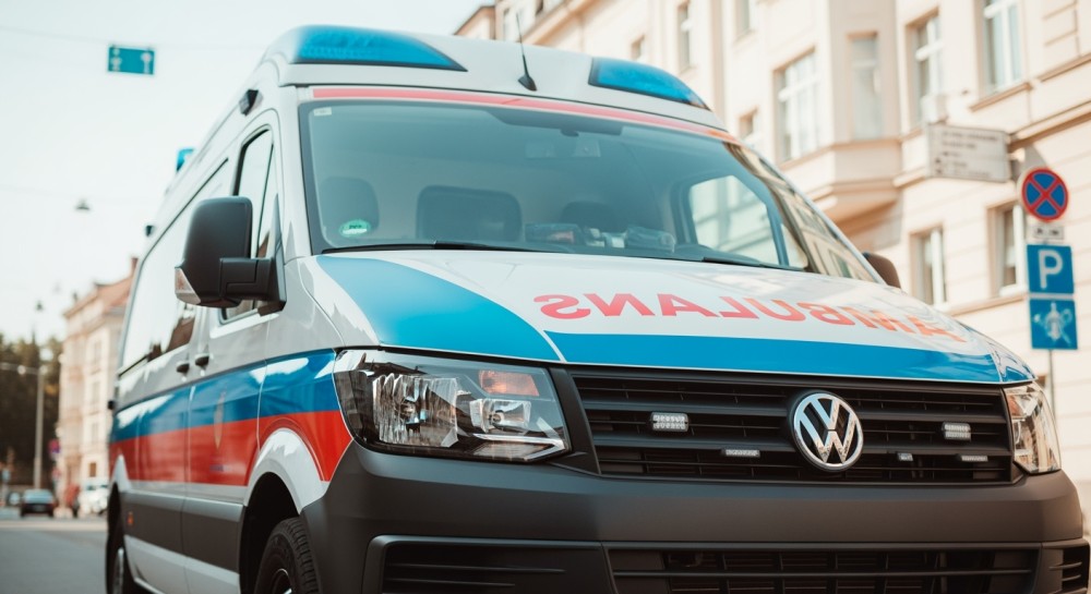 Śmigłowiec ratunkowy w akcji: Poważny wypadek w Gajówce po zderzeniu z drzewem