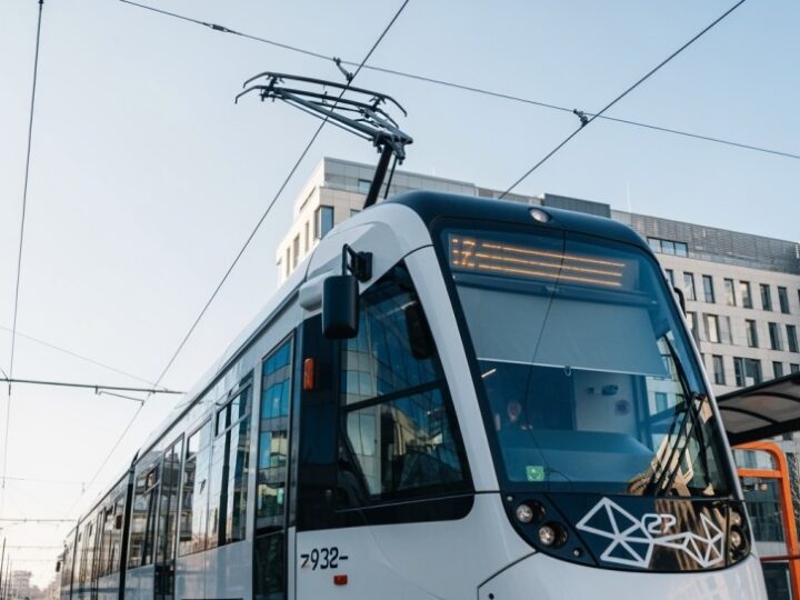 Tramwajowy chaos w Warszawie: dziesięć linii z poważnymi utrudnieniami w porannym szczycie