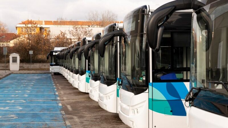 Warszawa wprowadza innowacyjne autobusy: 120 nowoczesnych pojazdów z funkcją ewakuacji w planach ZTM