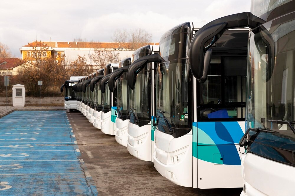 Warszawa wprowadza innowacyjne autobusy: 120 nowoczesnych pojazdów z funkcją ewakuacji w planach ZTM