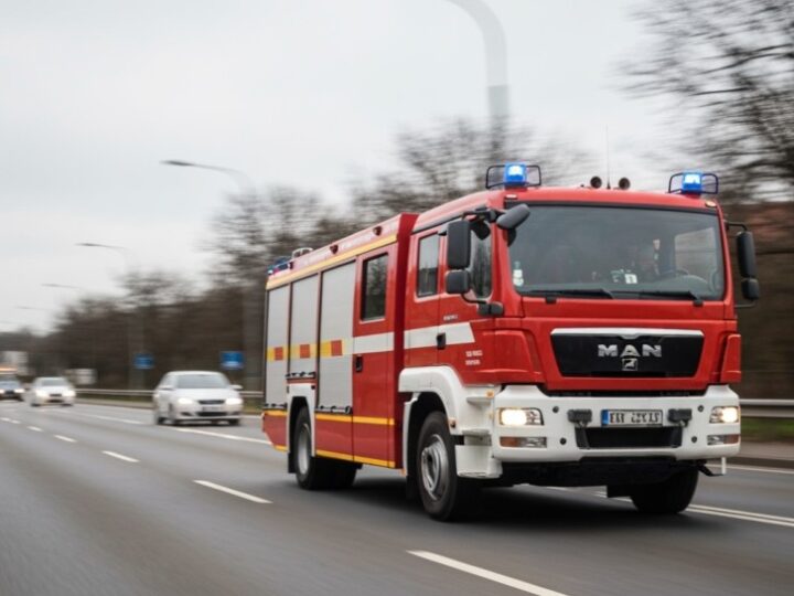 Błyskawiczna akcja strażaków: Pożar altany w Warszawie opanowany!