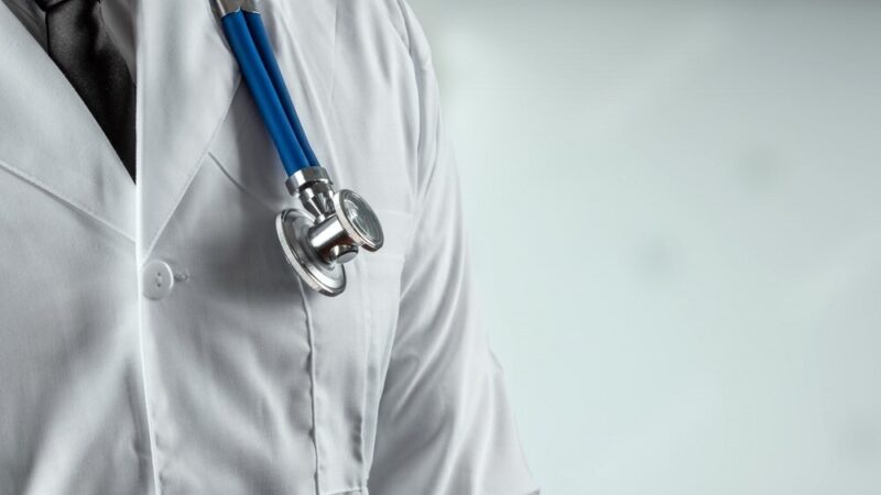 Ciepło w sercu zimy: jak strażnicy miejscy ratują bezdomnych w Warszawie