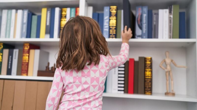 Magiczne Czytanie na Dywanie: Angielskie Przygody dla Najmłodszych w Włochach!