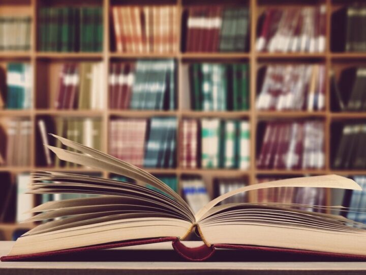 Upcyklingowe szaleństwo: Stwórz cuda z niepotrzebnych ubrań w Bibliotece na Ochocie!
