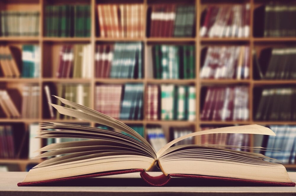Upcyklingowe szaleństwo: Stwórz cuda z niepotrzebnych ubrań w Bibliotece na Ochocie!