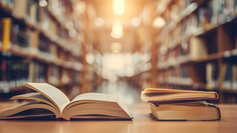 Zemsta, Fałszerstwa i Tajemnice: Noc z Maciejem Siembiedą w Bibliotece