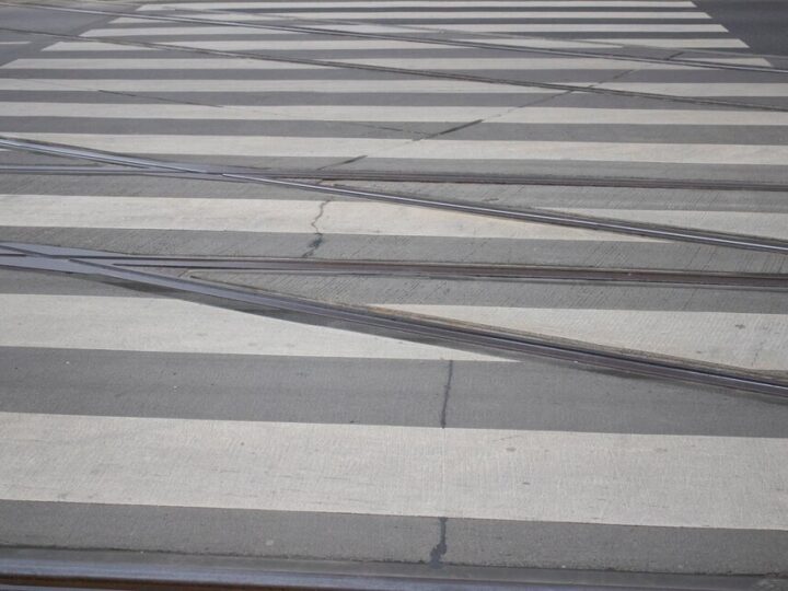 Nowa sygnalizacja na Przyczółkowej zwiększa bezpieczeństwo pieszych