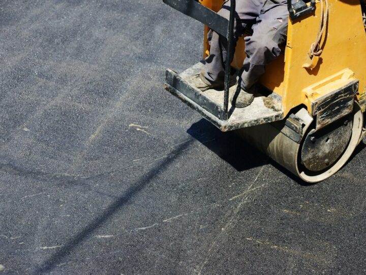 Utrudnienia w alei KEN: nowy asfalt i zmiany w komunikacji w weekend