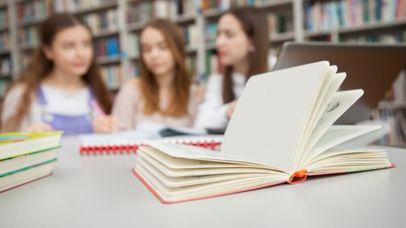 Nowy Rok Akademicki na Uniwersytecie Trzeciego Wieku w Wawrze: Odkryj Pasję i Wiedzę!