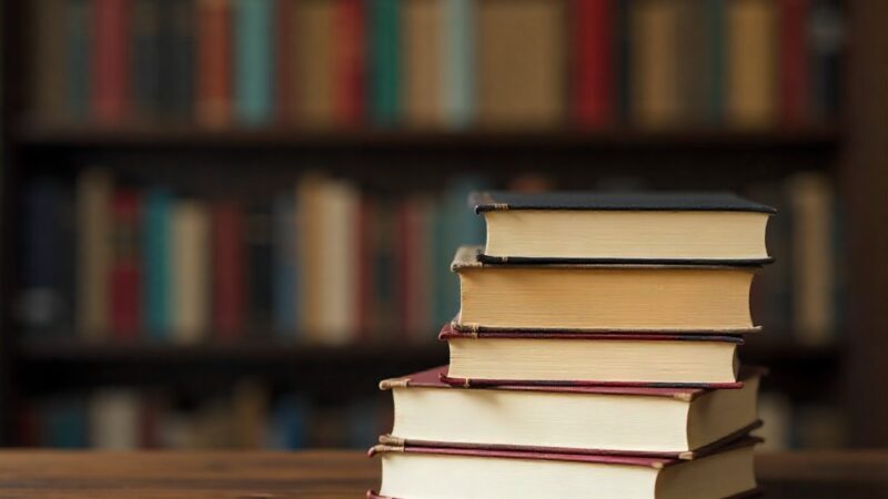 Weekend seniora z kulturą w bibliotece: literackie niespodzianki i filmowe emocje