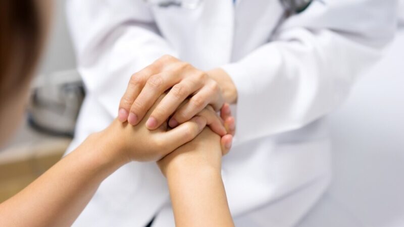 Nocna interwencja na Dworcu Wileńskim: Nieprzytomna kobieta z tajemniczymi pakunkami