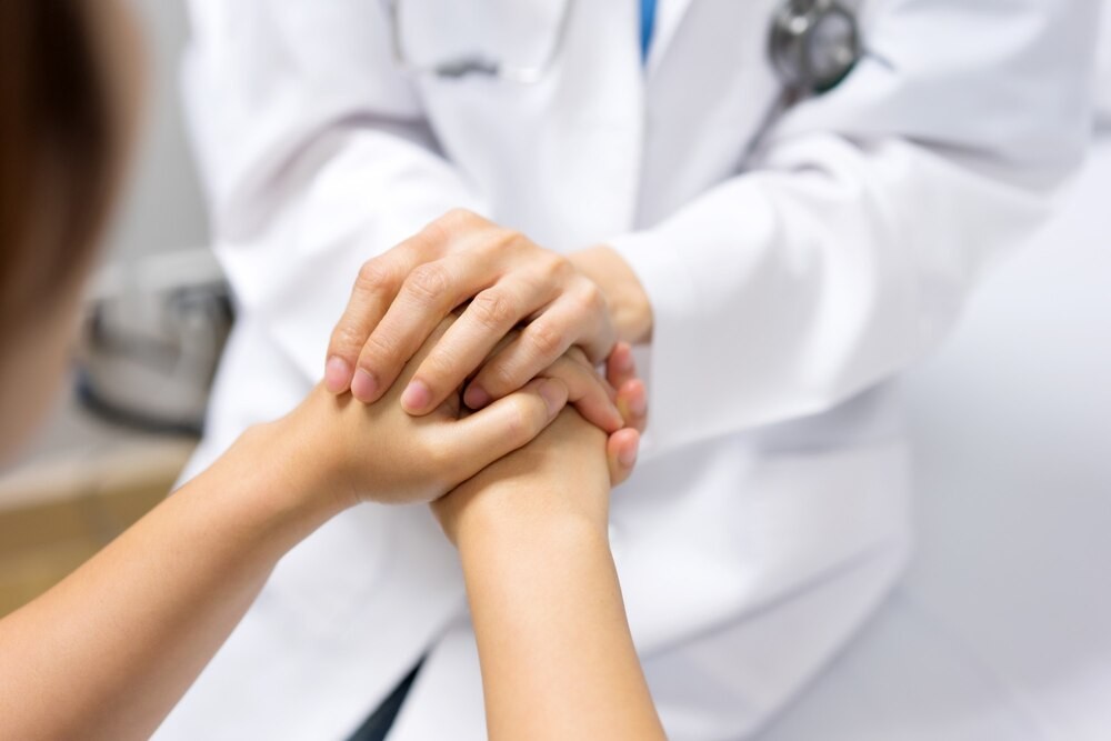 Nocna interwencja na Dworcu Wileńskim: Nieprzytomna kobieta z tajemniczymi pakunkami