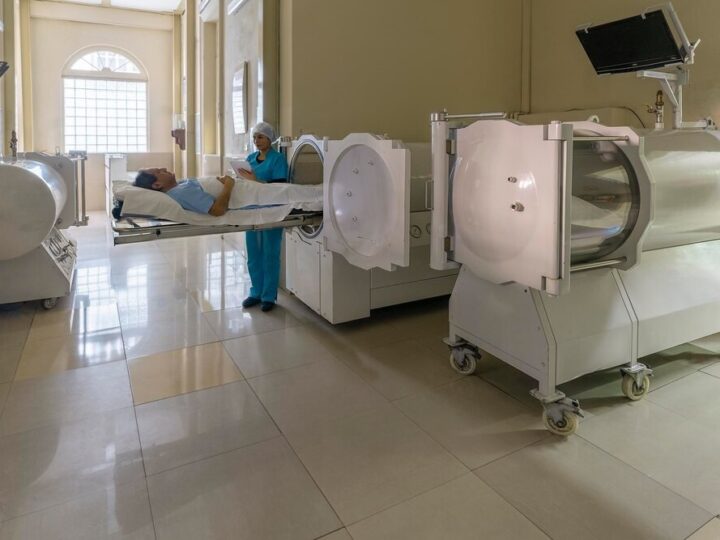 Nocna interwencja na Dworcu Wileńskim: Nieprzytomna kobieta z tajemniczymi pakunkami