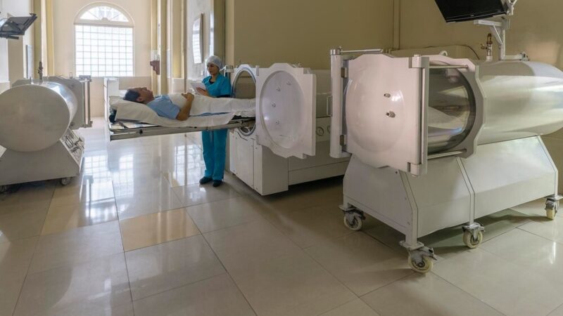 Nocna interwencja na Dworcu Wileńskim: Nieprzytomna kobieta z tajemniczymi pakunkami