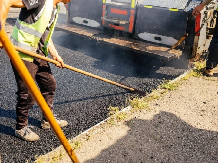 Utrudnienia na Familijnej: Budowa kanalizacji wstrzymuje ruch!