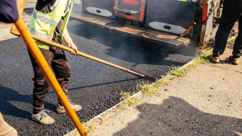 Utrudnienia na Familijnej: Budowa kanalizacji wstrzymuje ruch!
