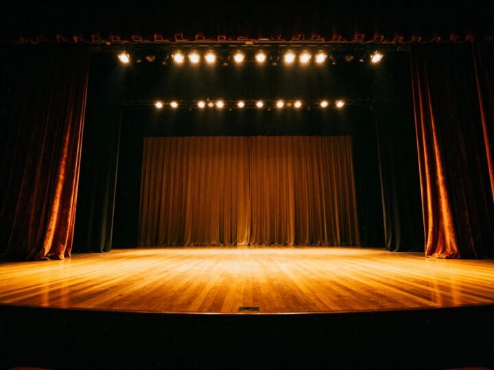 Nocne Dziady: Magia świec i klasyki w Białołęce