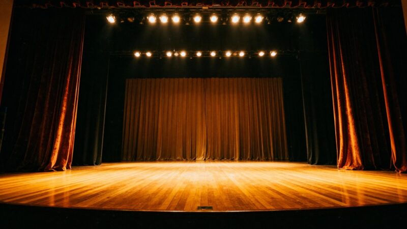 Nocne Dziady: Magia świec i klasyki w Białołęce