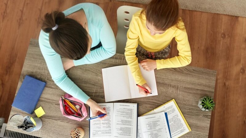 Dyniowe zmysły: kreatywne warsztaty w bibliotece dla dzieci