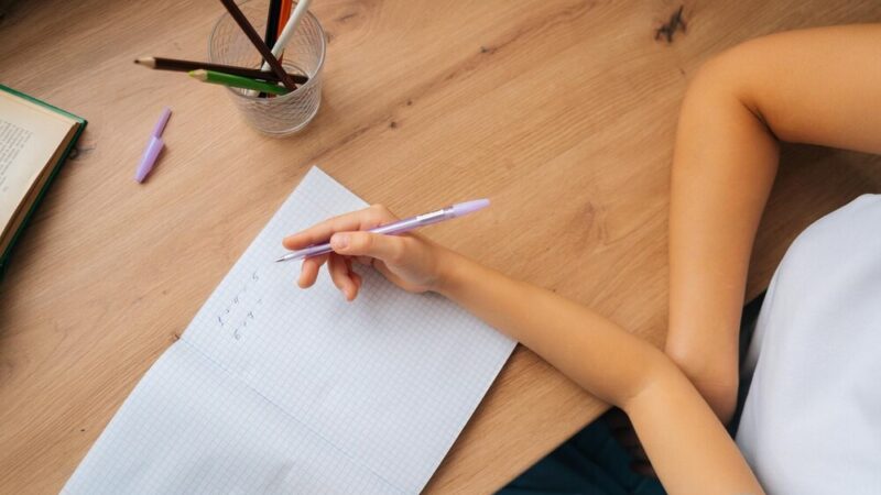 Kolorowe tradycje: Warsztaty wycinanki łowickiej dla dzieci w Żoliborzu