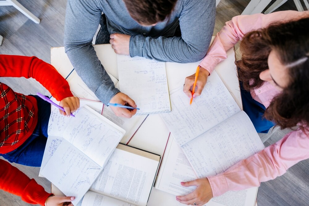 Nowi uczniowie LO w Mrozach: Ślubowanie klas pierwszych z humaniści i mundurowi w roli głównej