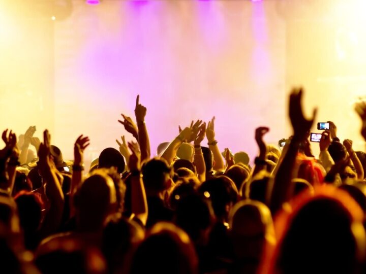 Mikołajki na pływalni: sportowe emocje i radosne atrakcje dla rodzin!