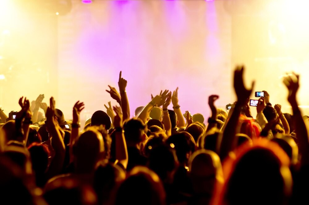 Mikołajki na pływalni: sportowe emocje i radosne atrakcje dla rodzin!