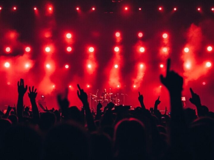 Muzyczna podróż do lat 90. – Andrzejki pełne hitów!