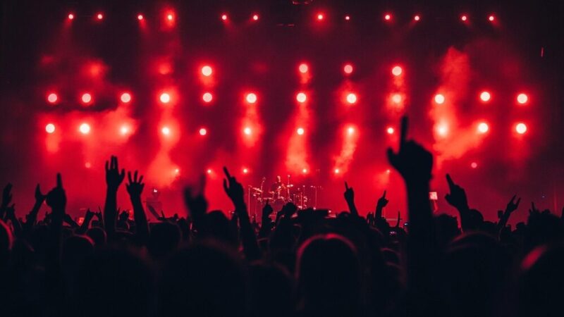 Muzyczna podróż do lat 90. – Andrzejki pełne hitów!