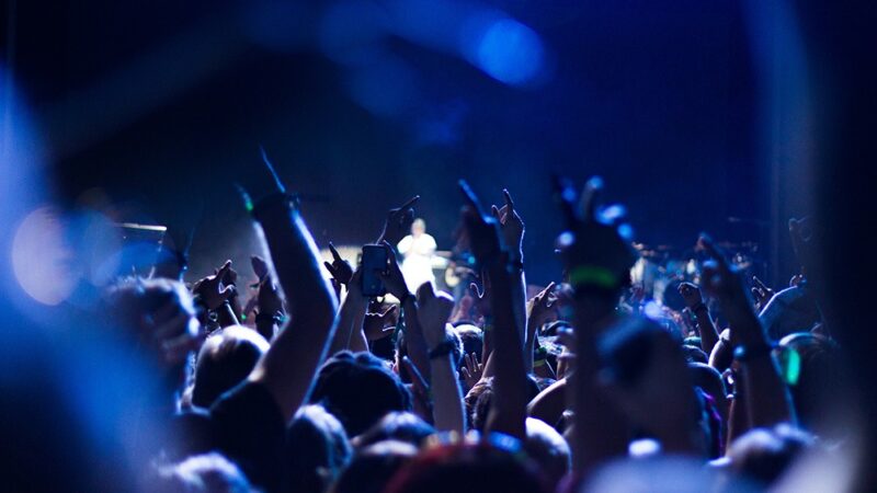 Wieczór magii dźwięków i słów z Mateuszem Rulskim w Targówku