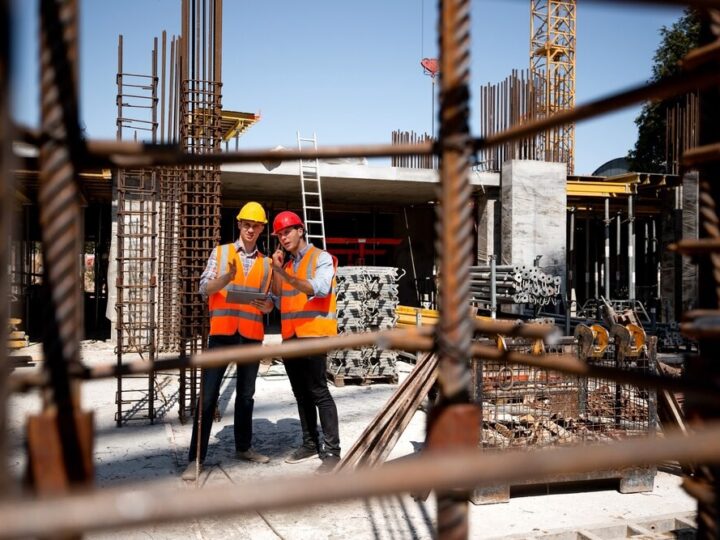 Białołęka zyskuje nową halę sportową – budowa osiągnęła szczyt!