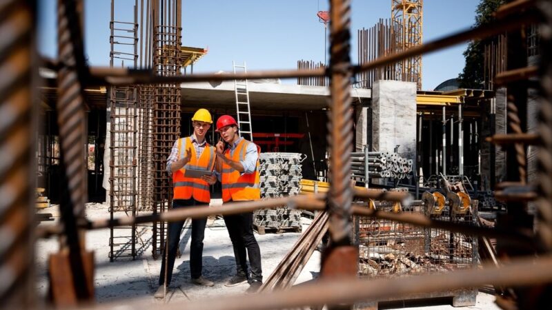 Białołęka zyskuje nową halę sportową – budowa osiągnęła szczyt!