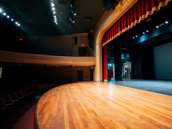 Zanurz się w magiczny świat Królowej Śniegu w zimowym spektaklu!