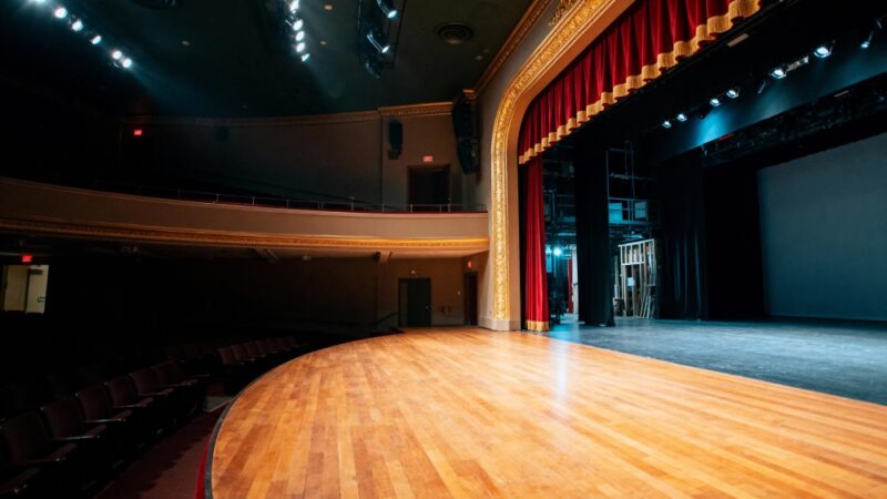 Zanurz się w magiczny świat Królowej Śniegu w zimowym spektaklu!