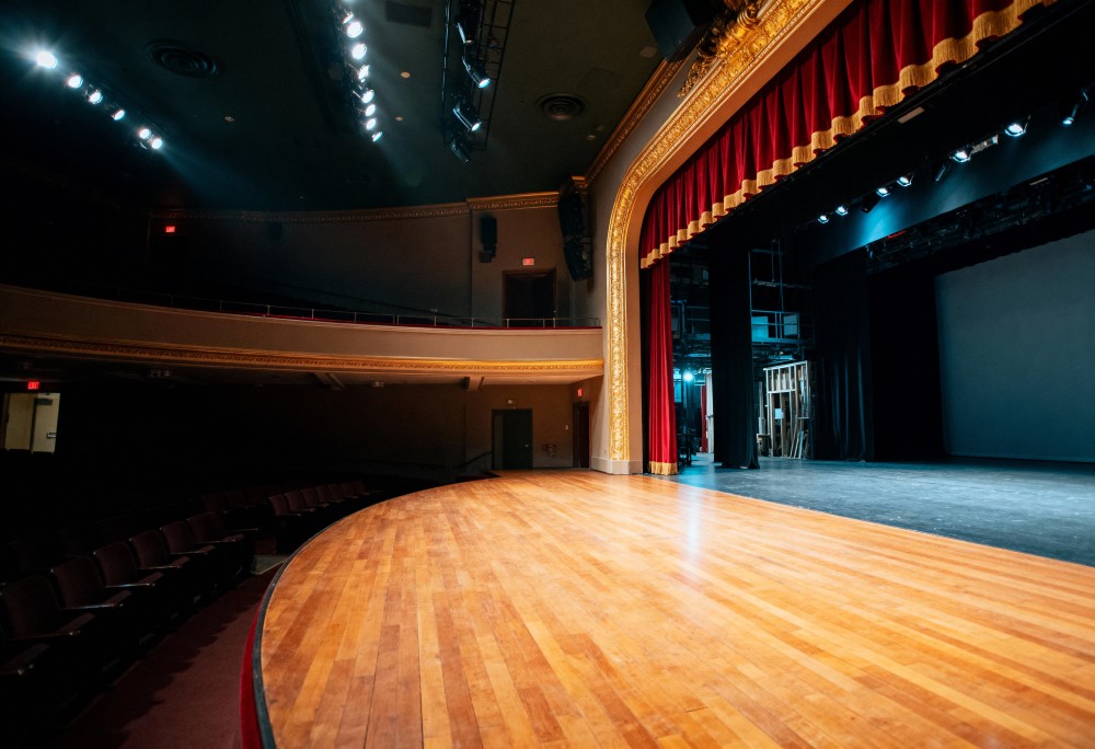 Zanurz się w magiczny świat Królowej Śniegu w zimowym spektaklu!