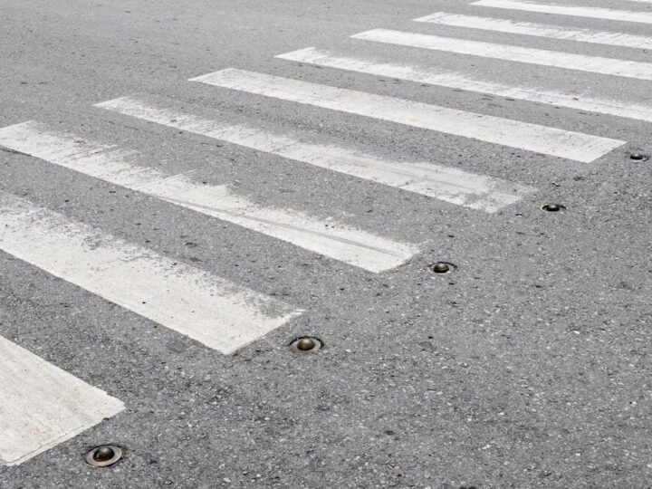 Bezpieczne dzieciństwo: Policjanci uczą przedszkolaków o bezpieczeństwie na drodze