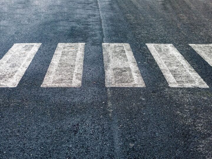 Bohaterski policjant ratuje życie 63-latka leżącego na drodze